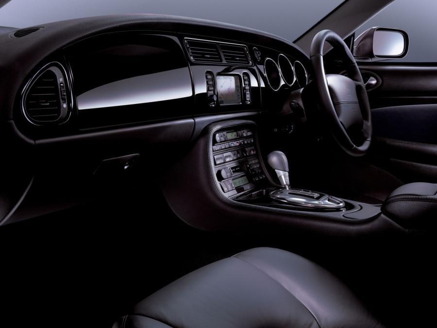  Jaguar XKR Coupe 2004 года  (фото 3 из 16)